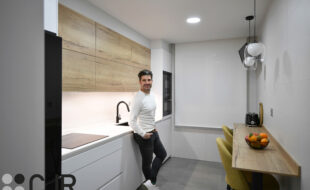 daniel colino en cocina estrecha y larga blanca y madera con barra cocinas cjr