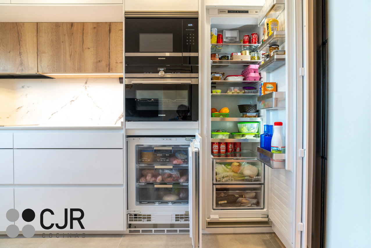 frigorifico y congelador de siemens en cocina blanca y madera cocinas cjr