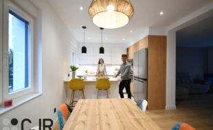 Cocina pequeña blanca y madera con peninsula Dekton Kairos cocinas cjr