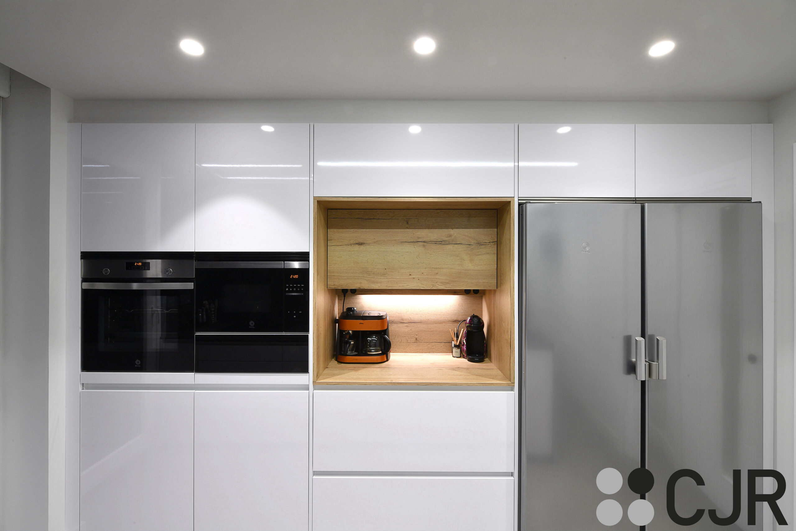 Cocina pequeña blanca dekton kairos en U con mesa CJR