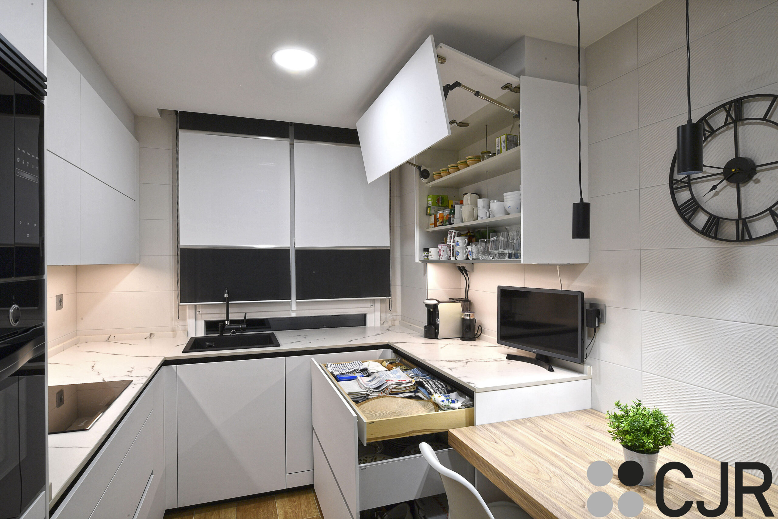 cocina en forma de u blanca pequeña con mueble alto plegable cocinas cjr