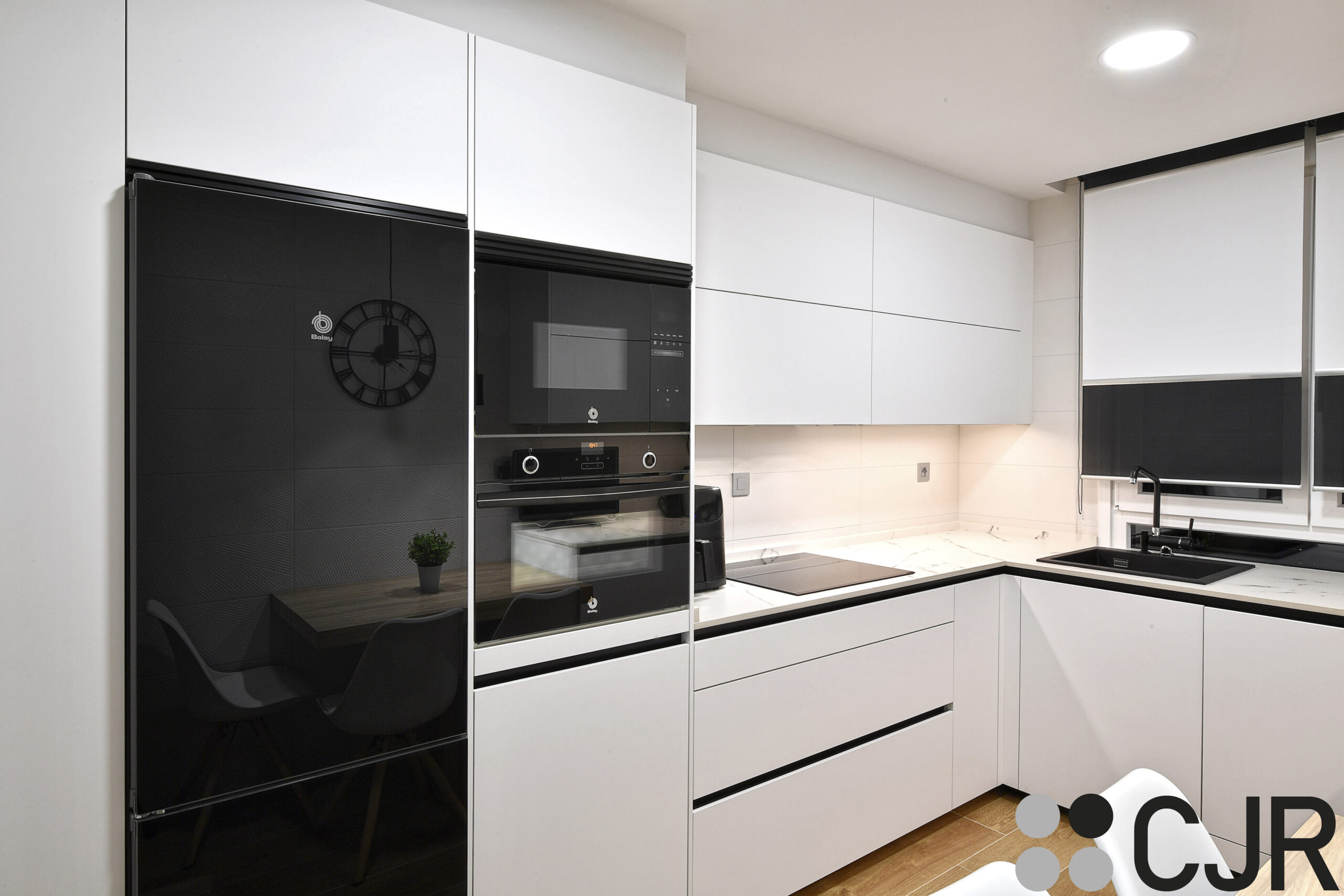 cocina pequeña blanca dekton kairos en u con mesa cocinas cjr