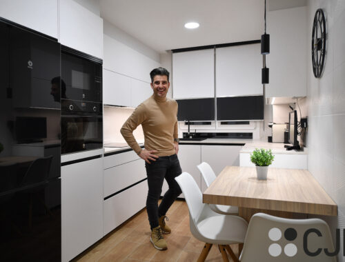 daniel colino en cocina pequeña blanca dekton kairos en u con mesa cocinas cjr