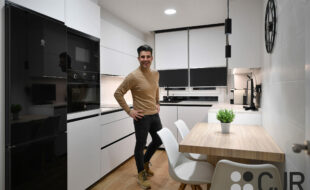 daniel colino en cocina pequeña blanca dekton kairos en u con mesa cocinas cjr