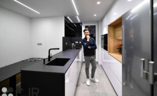 daniel colino en cocinas modernas blanco brillo con peninsula y mesa dekton kelya cocinas cjr