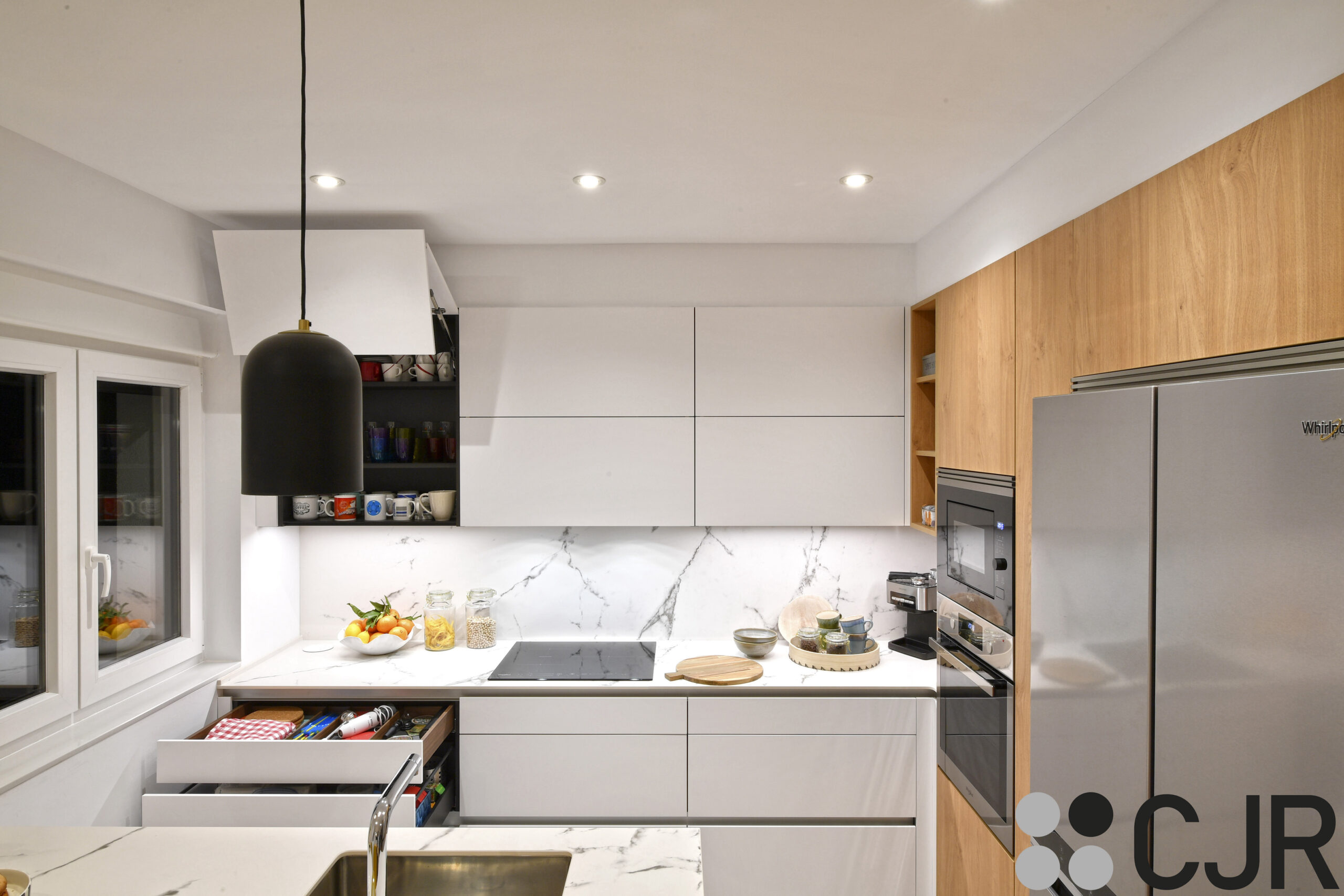 mueble alto plegable de cocina en blanco con el interior en negro cocinas cjr