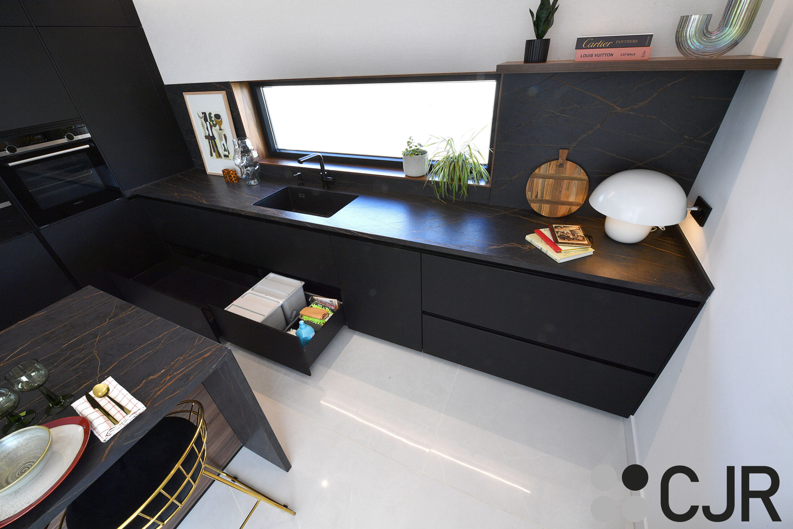 mueble bajo fregadero en negro con cubos de basura cocinas cjr