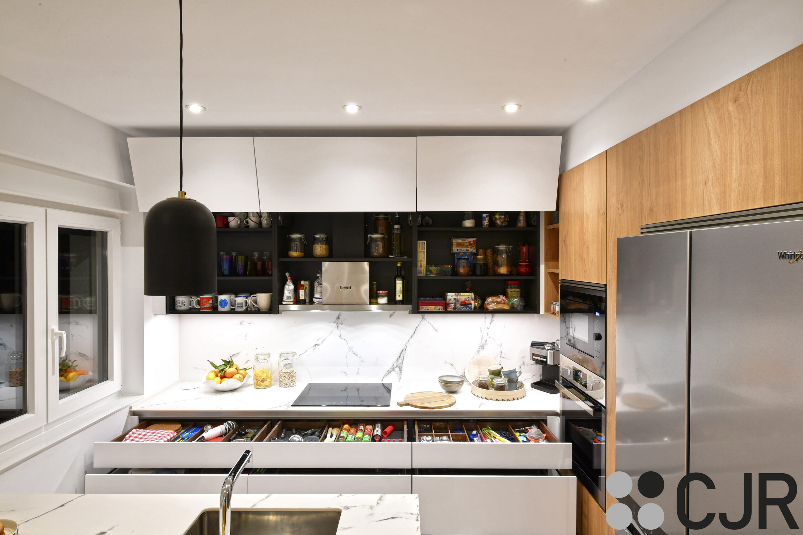 muebles altos de cocina en blanco con el interior en negro cocinas cjr