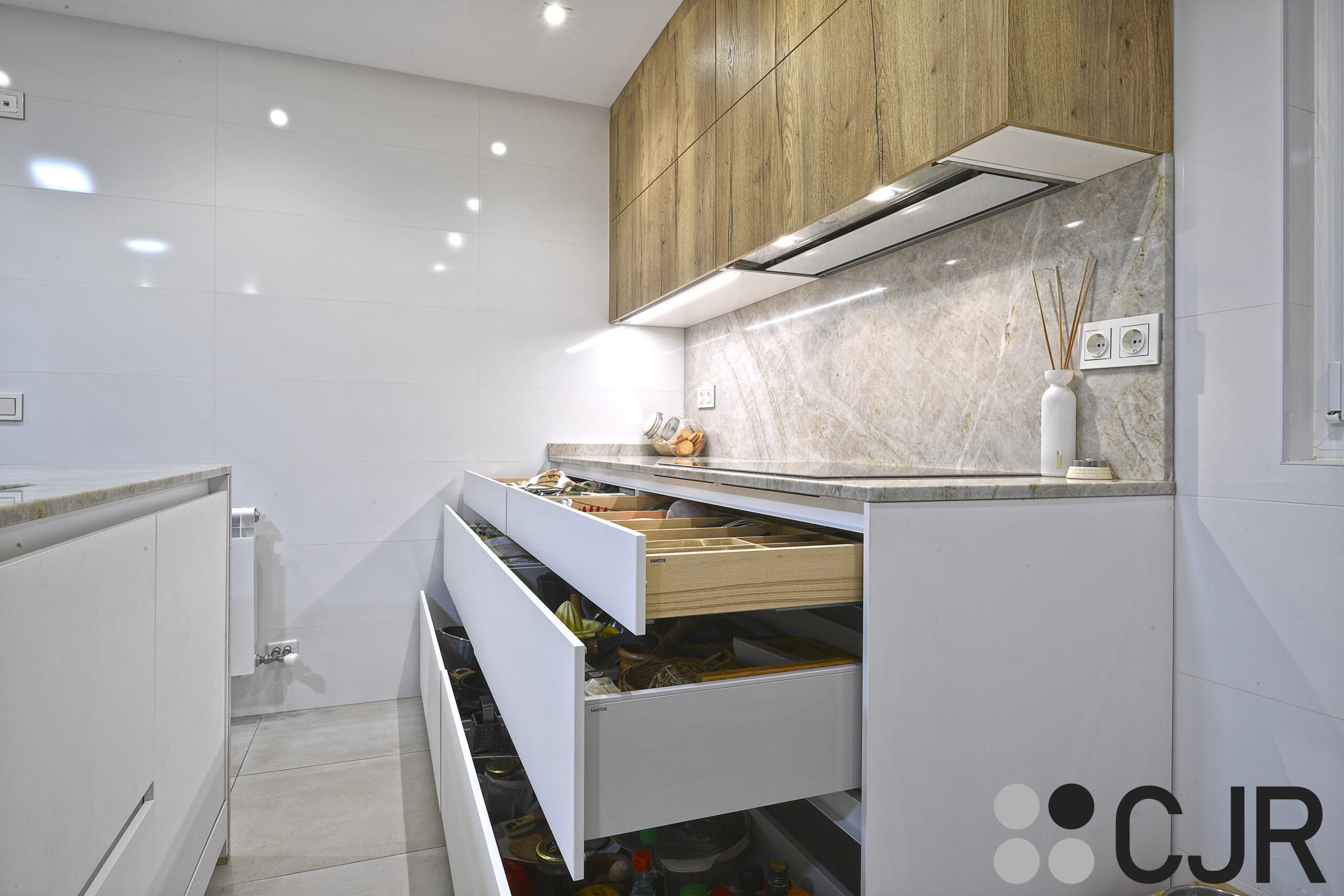 muebles bajos de cocina en madera y blanco cocinas cjr