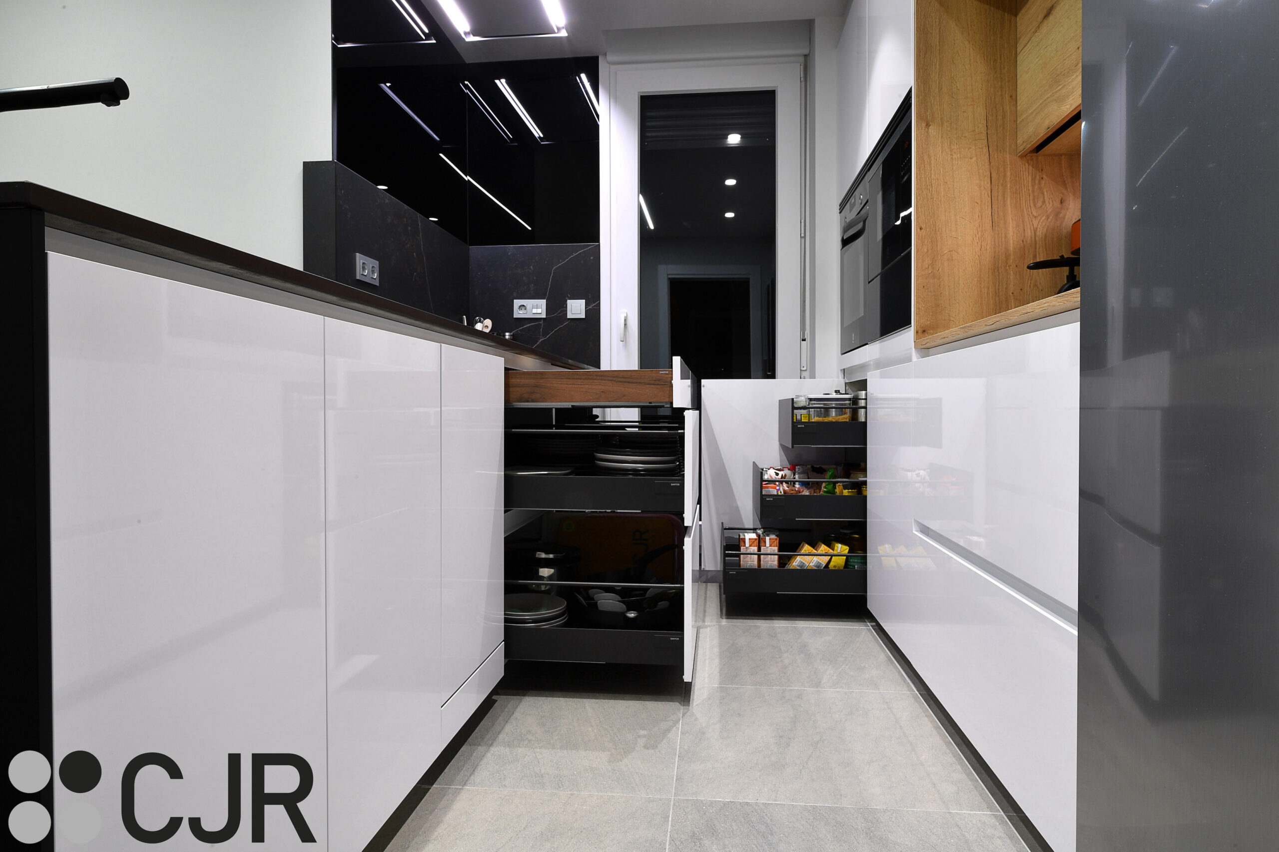 muebles de cocina en blanco brillo con el interior en negro cocinas cjr