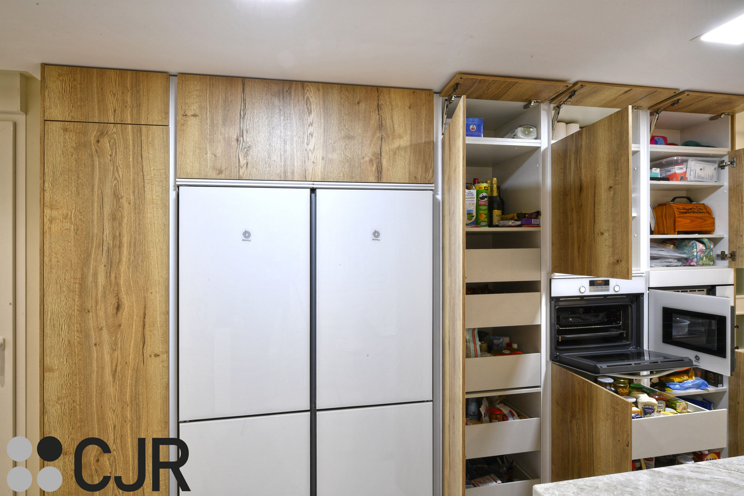 torres de cocina amplias en madera con el interior en blanco cocinas cjr