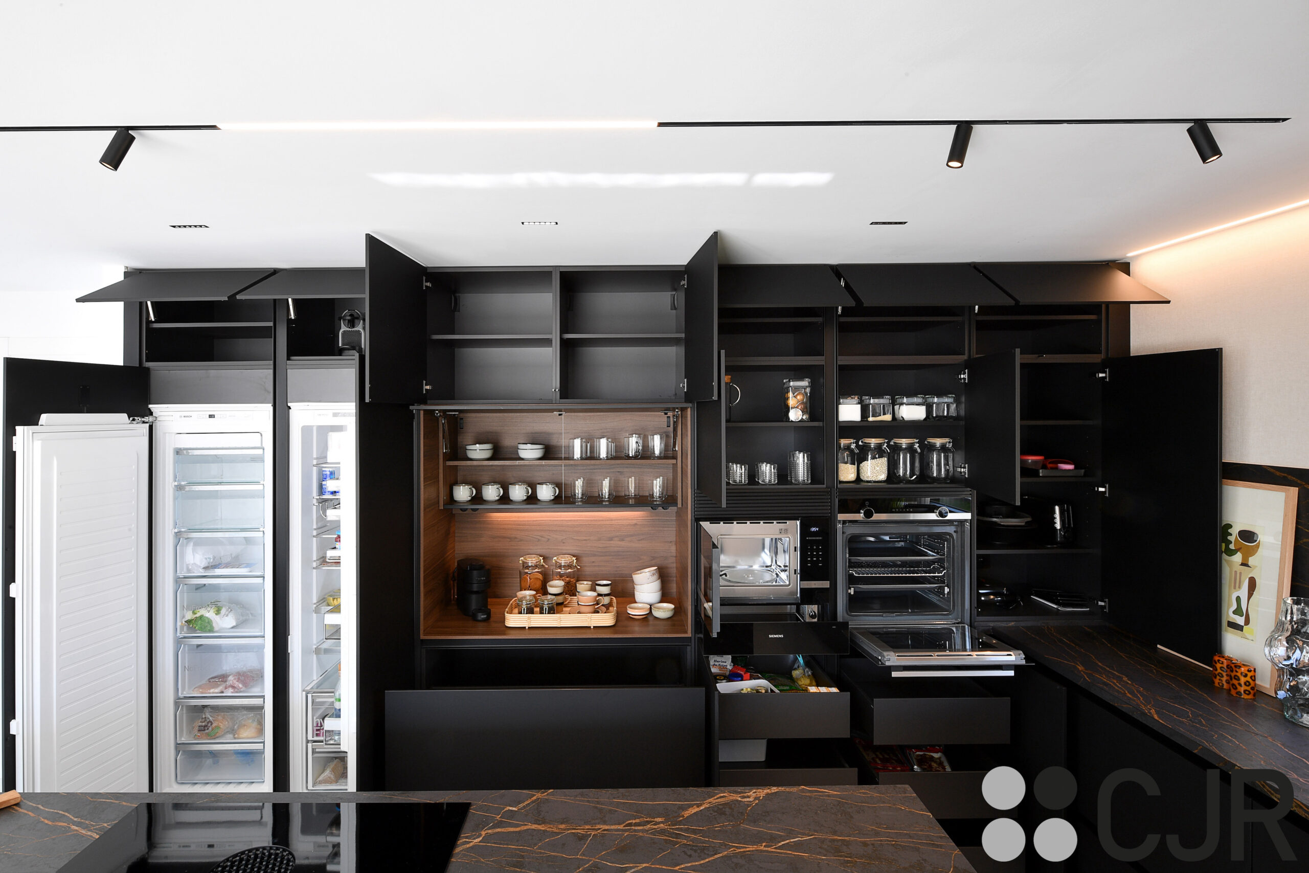 torres de cocina en negro mate con los electrodomesticos integrados cocinas cjr