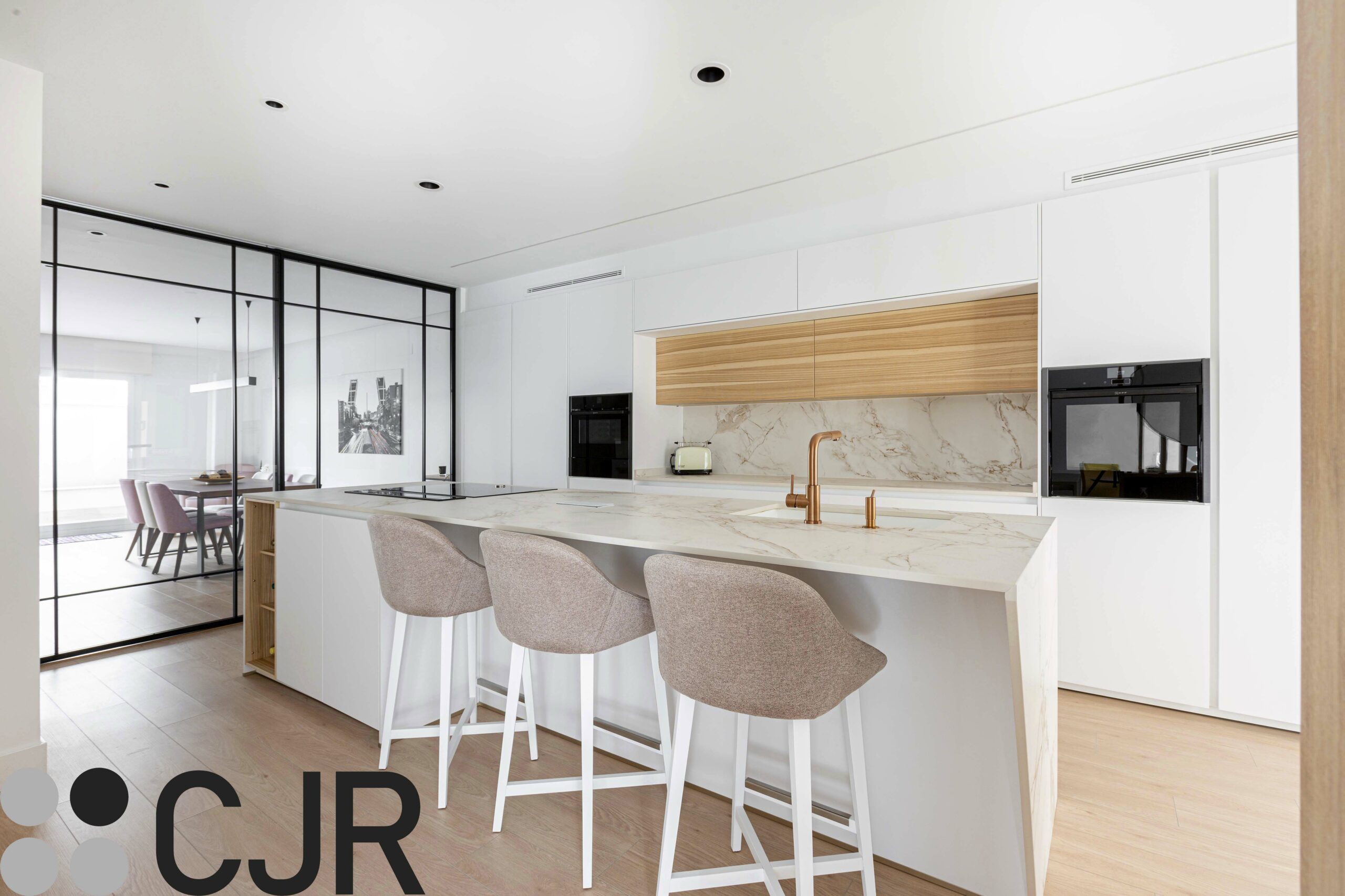 Cocina pequeña blanca dekton kairos en U con mesa CJR