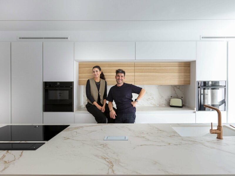 Cocina moderna de revista blanca y madera con isla central cocinas cjr