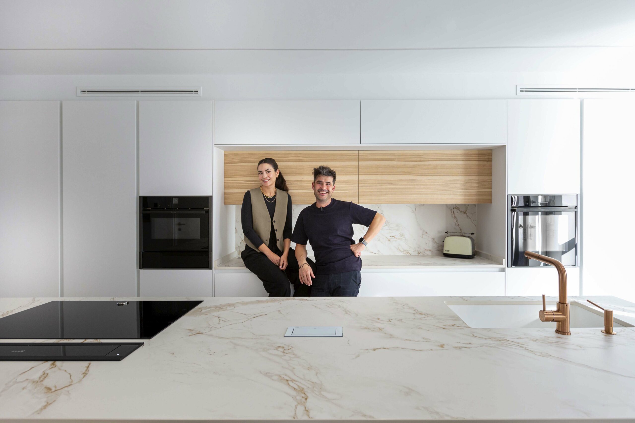 Cocina moderna de revista blanca y madera con isla central CJR ...