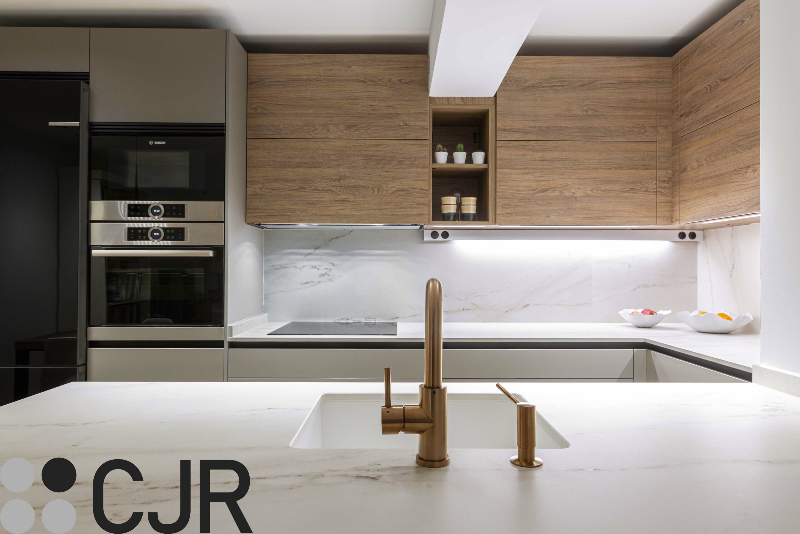 cocina pequeña con peninsula en dekton rem con grifo plados en cobre cocinas cjr