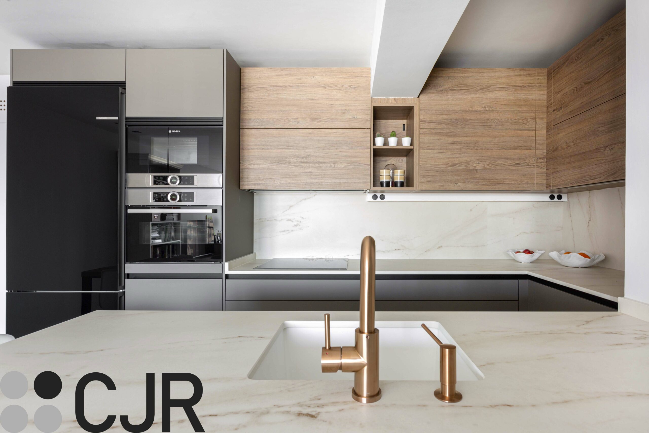 cocina pequeña en gris y madera con encimera dekton rem cocinas cjr