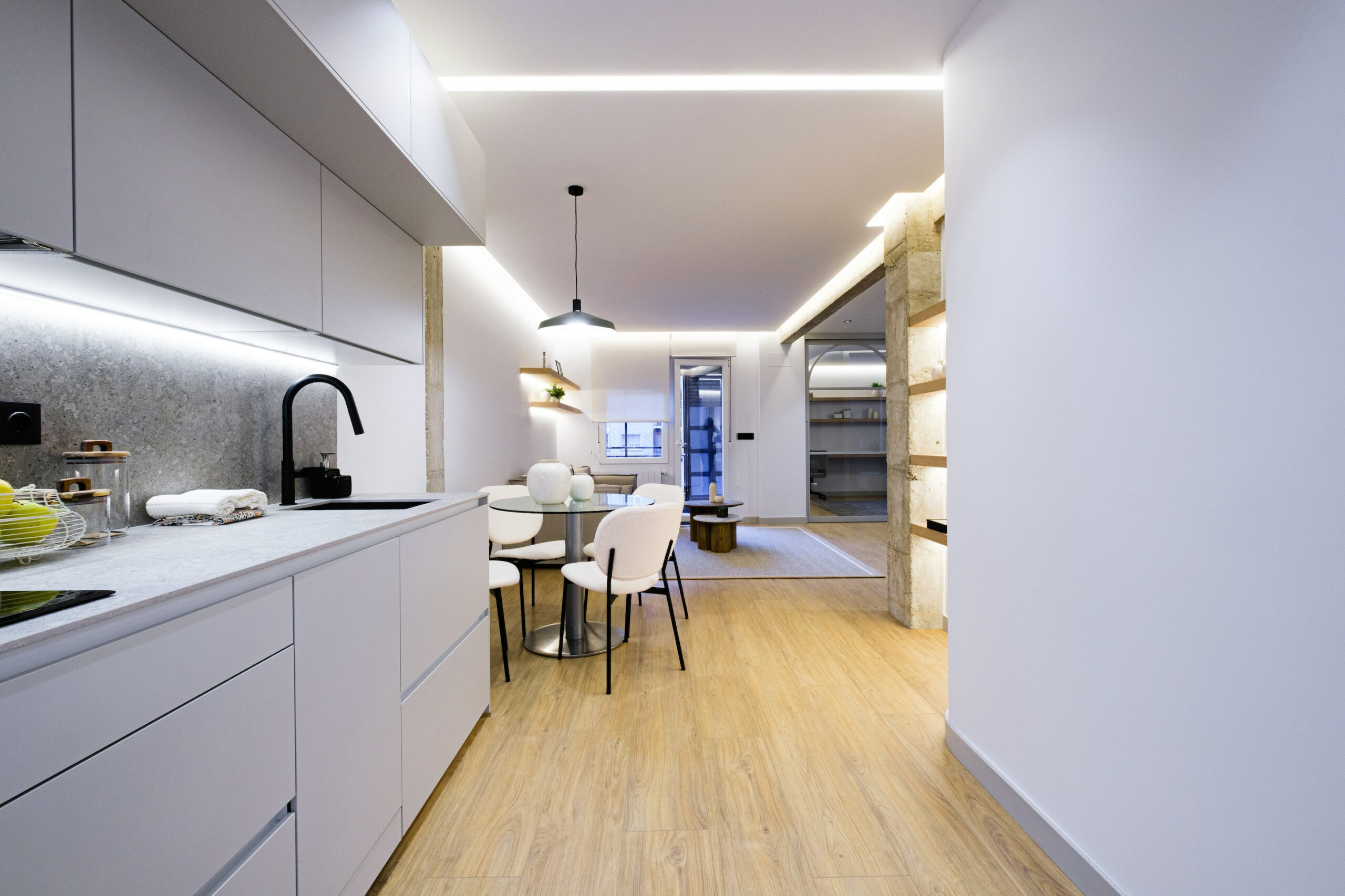Increible REFORMA INTEGRAL DE PISO PEQUEÑO de John Te Lo Busca y Cocina Pequeña Abierta cocinas CJR
