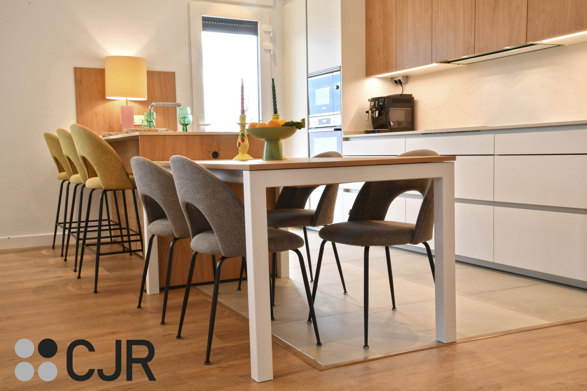 Cocina ABIERTA con PENINSULA y MESA Blanca y Madera CJR | Cocinas CJR ...