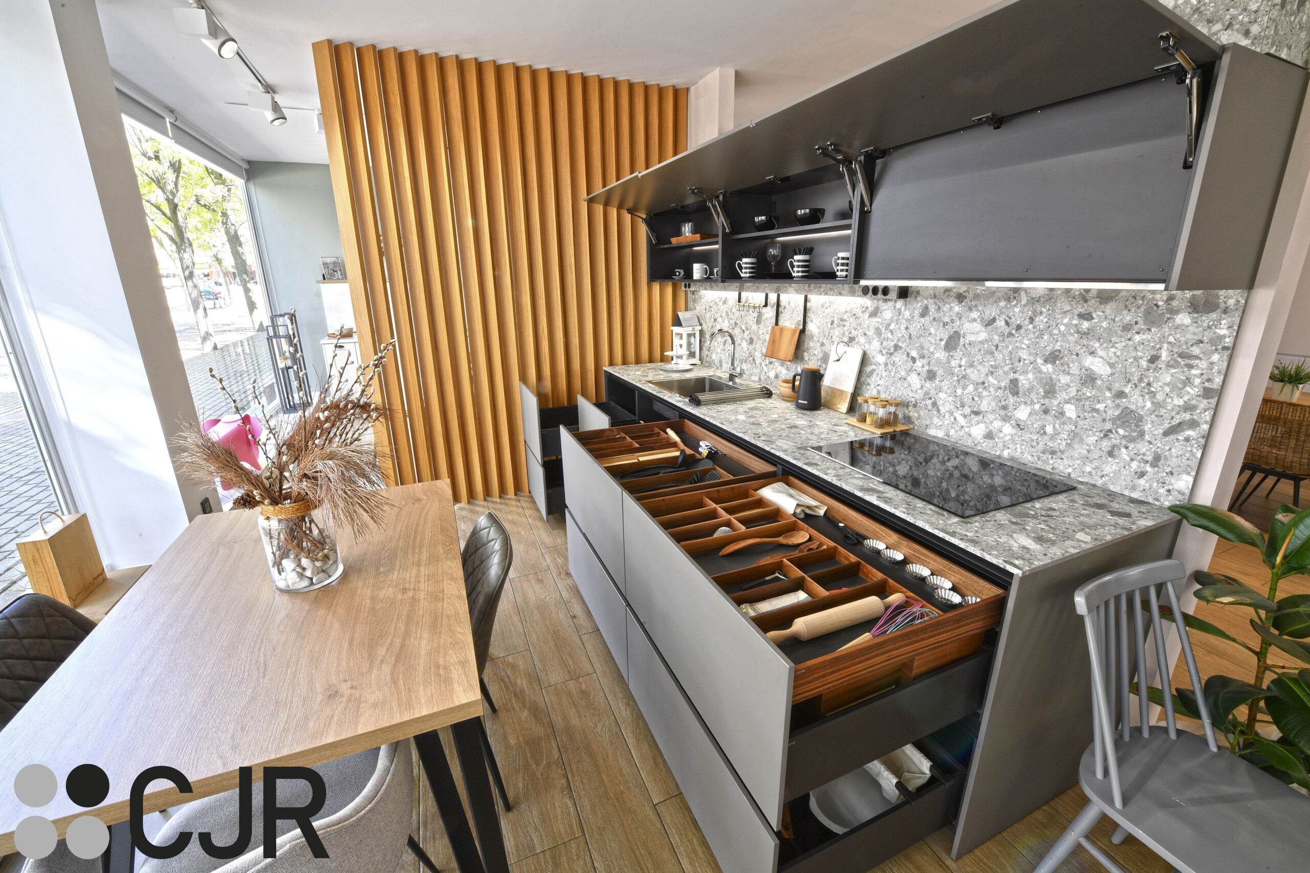 cocina gris y madera con iluminacion en los muebles cocinas cjr