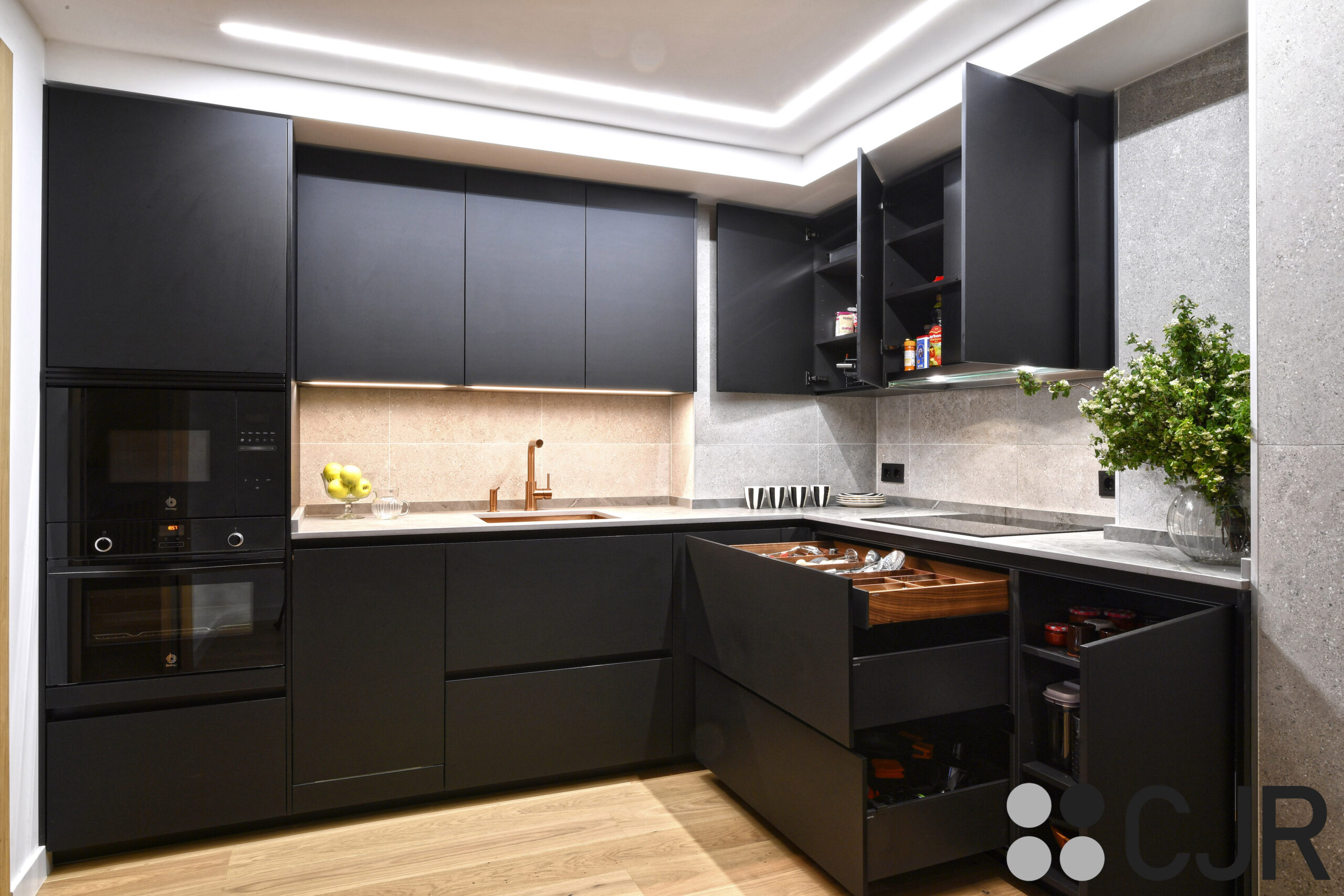 cocina moderna en l en negro mate con encimera dekton vera cocinas cjr