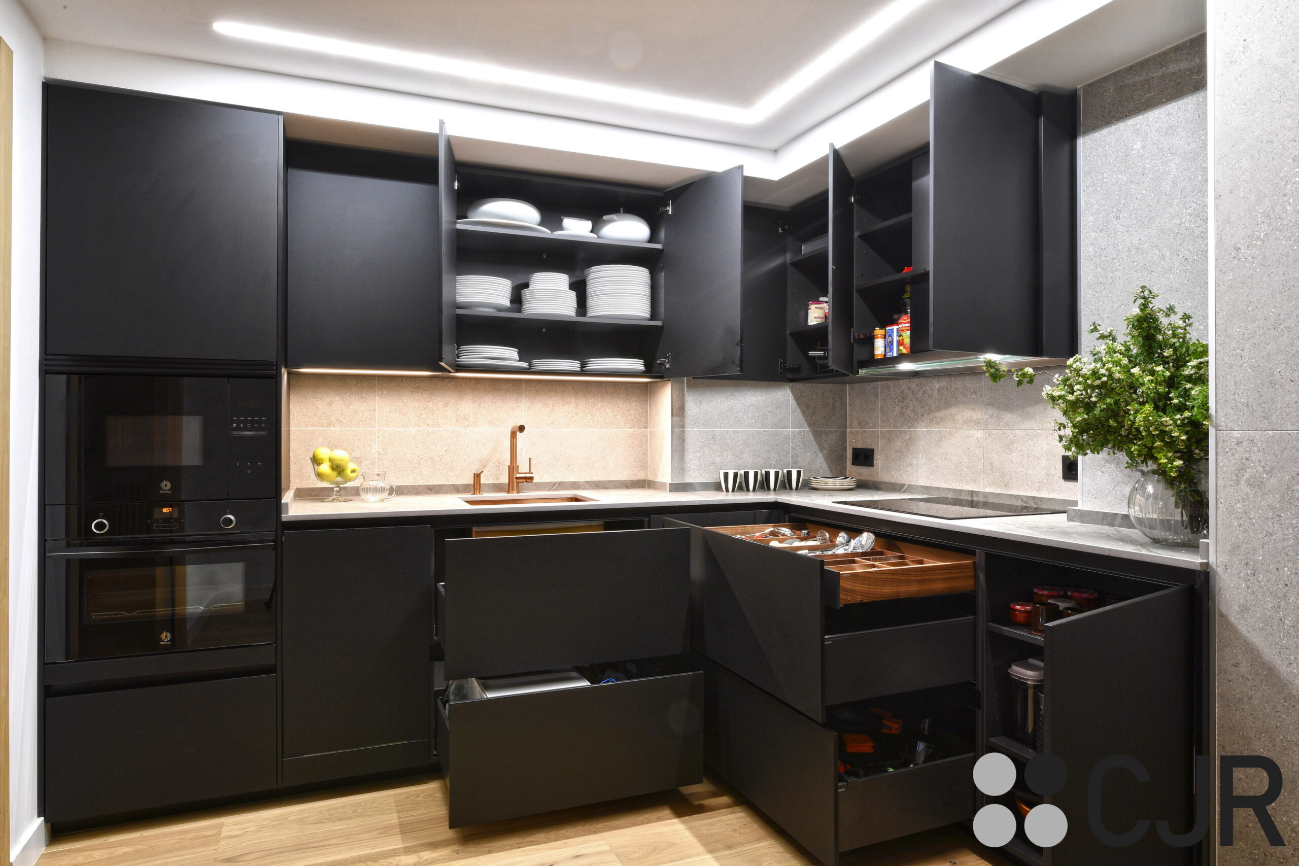 cocina moderna en l negra con los cuberteros en madera cocinas cjr