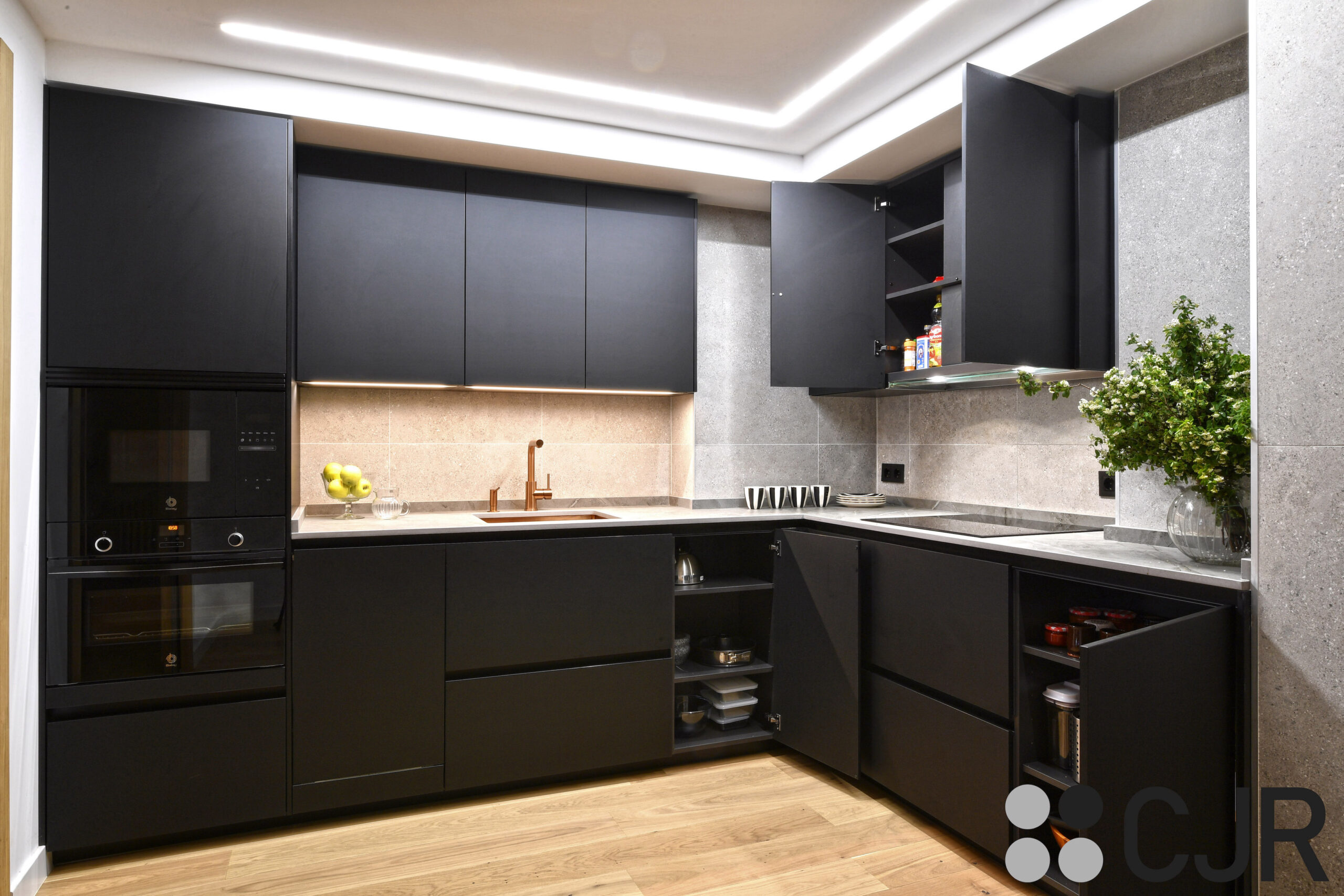 cocina negra mate y encimera dekton vera moderna en l cocinas cjr