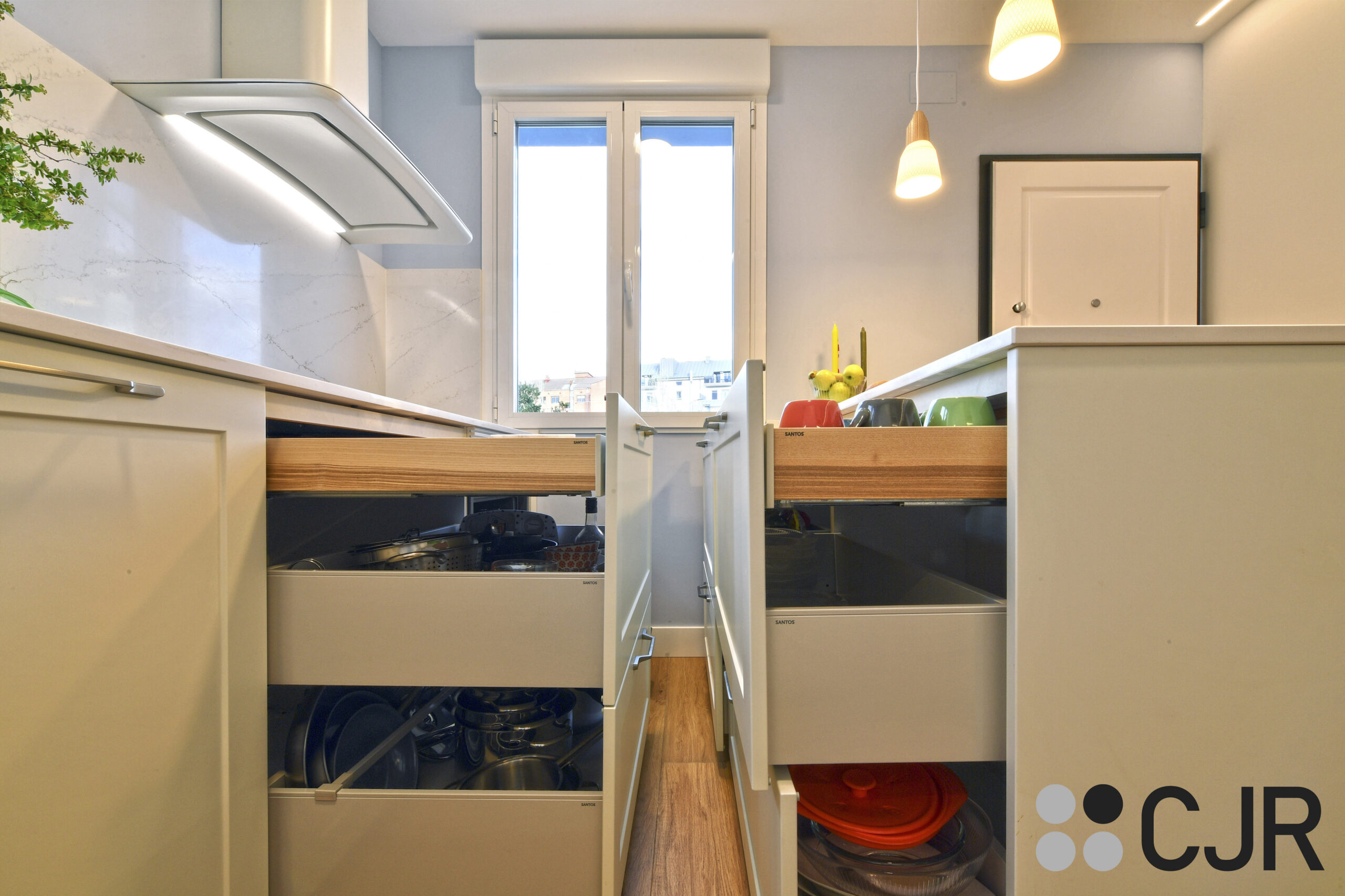 muebles bajos de cocina blanca con interior en madera cocinas cjr