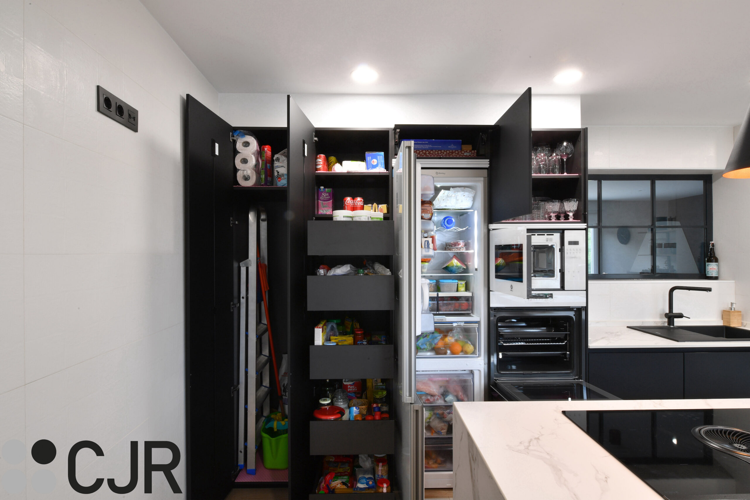 almacenamiento cocina negra con frigorifico combinado cocinas cjr