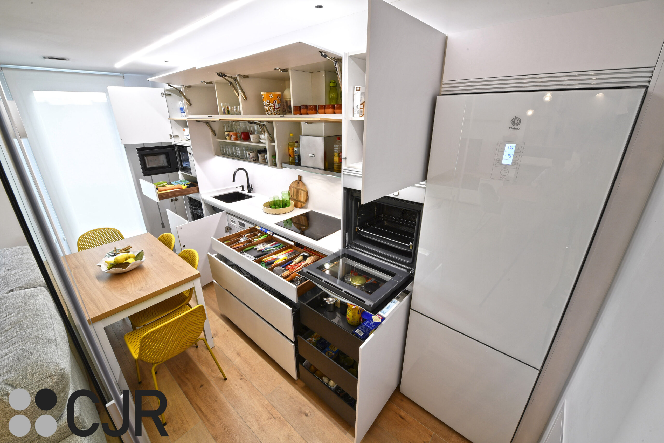 cocina blanca y madera con mucho espacio de almacenamiento cocinas cjr