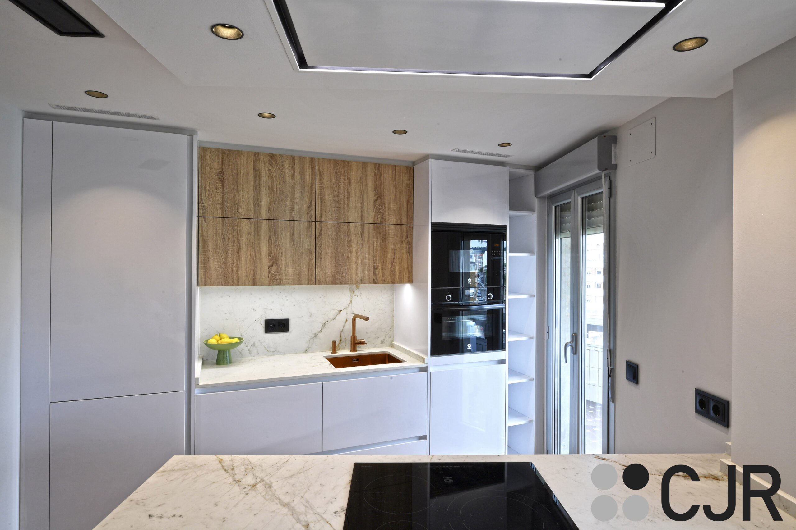 cocina blanca y madera moderna abierta al salon con peninsula cocinas cjr