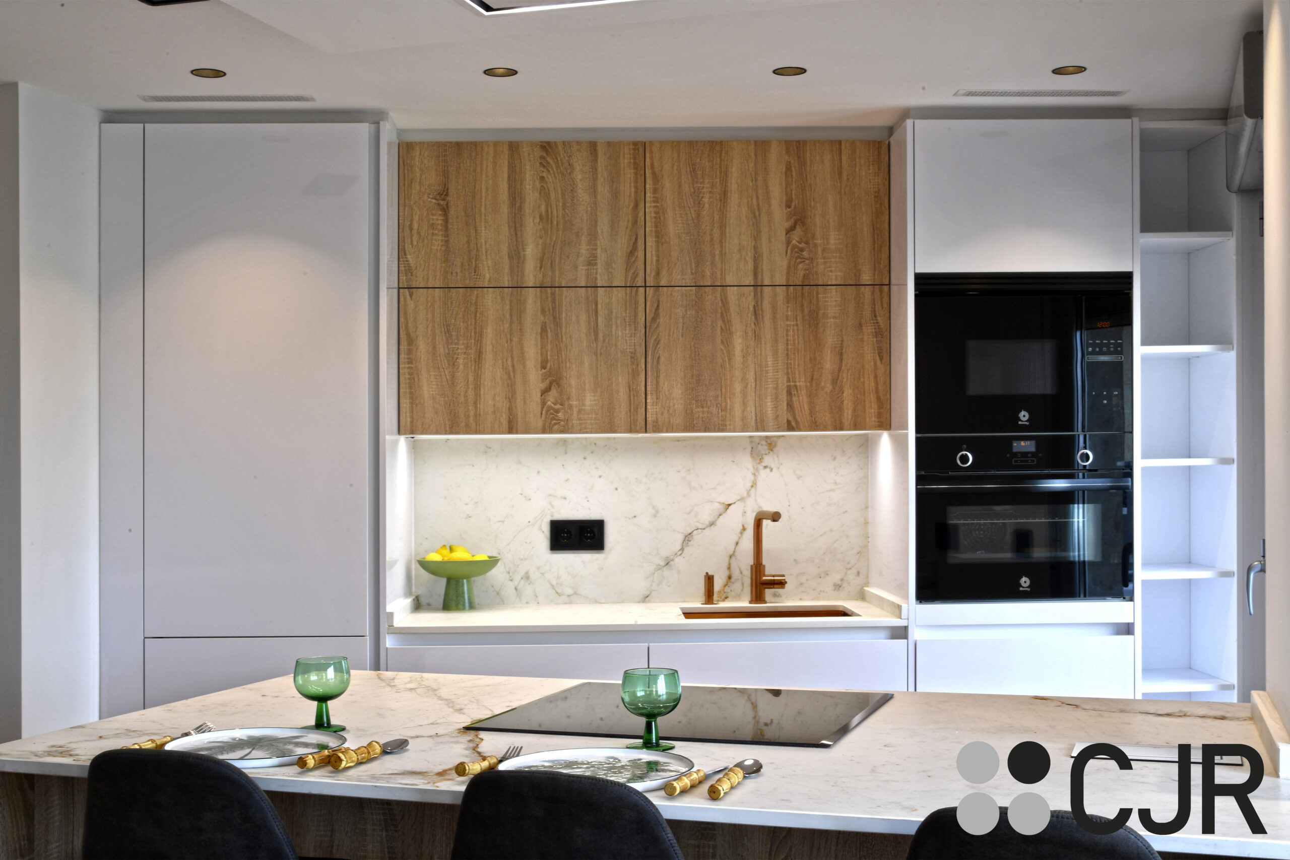 cocinas blancas y madera modernas abiertas al salon con peninsula y barra cocinas cjr