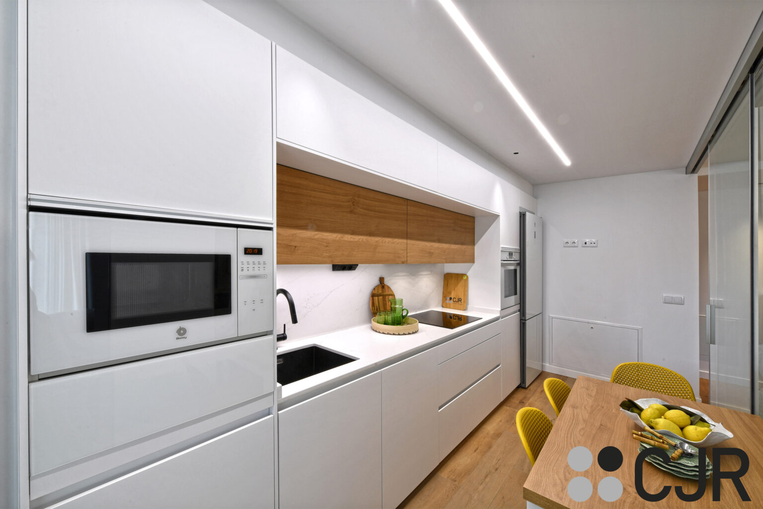 Cocina blanca y madera semiabierta en un frente CJR | Cocinas CJR Santos
