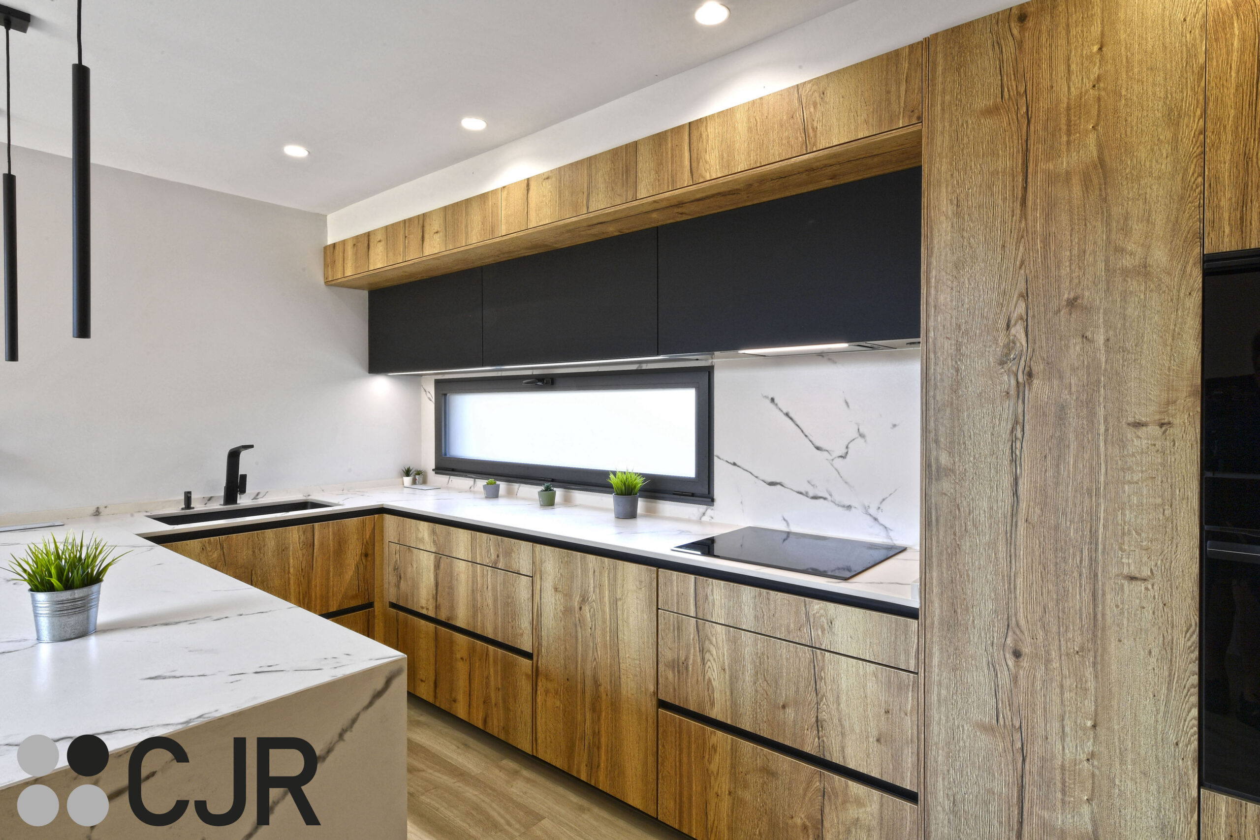 Cocinas modernas en U con peninsula madera y Dekton Kairos cocinas CJR