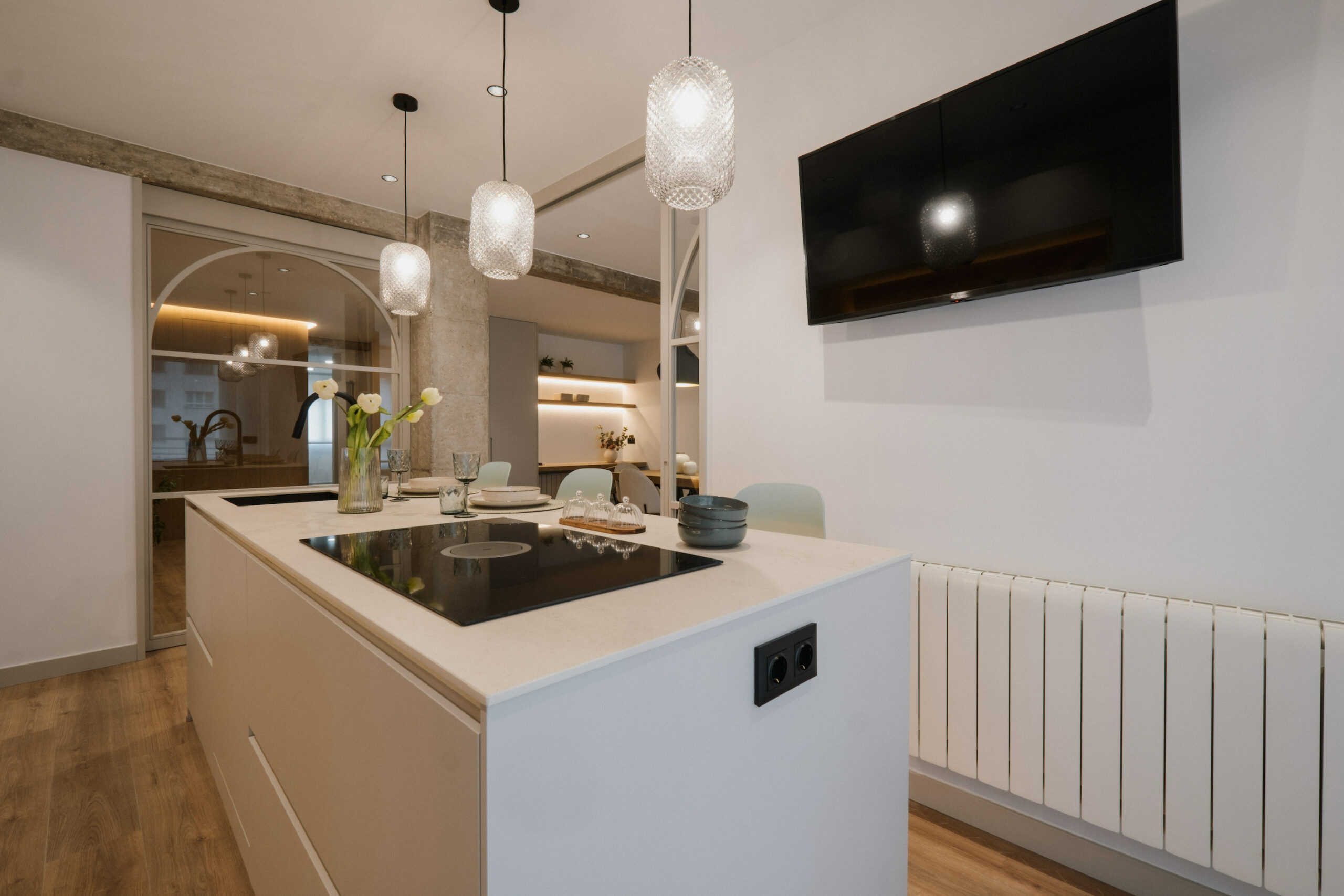 PISO Totalmente REFORMADO por John Te Lo Busca y Cocina Moderna con Isla Cocinas CJR
