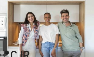 ana peleteiro encantada con su cocina blanca y madera con isla cocinas cjr