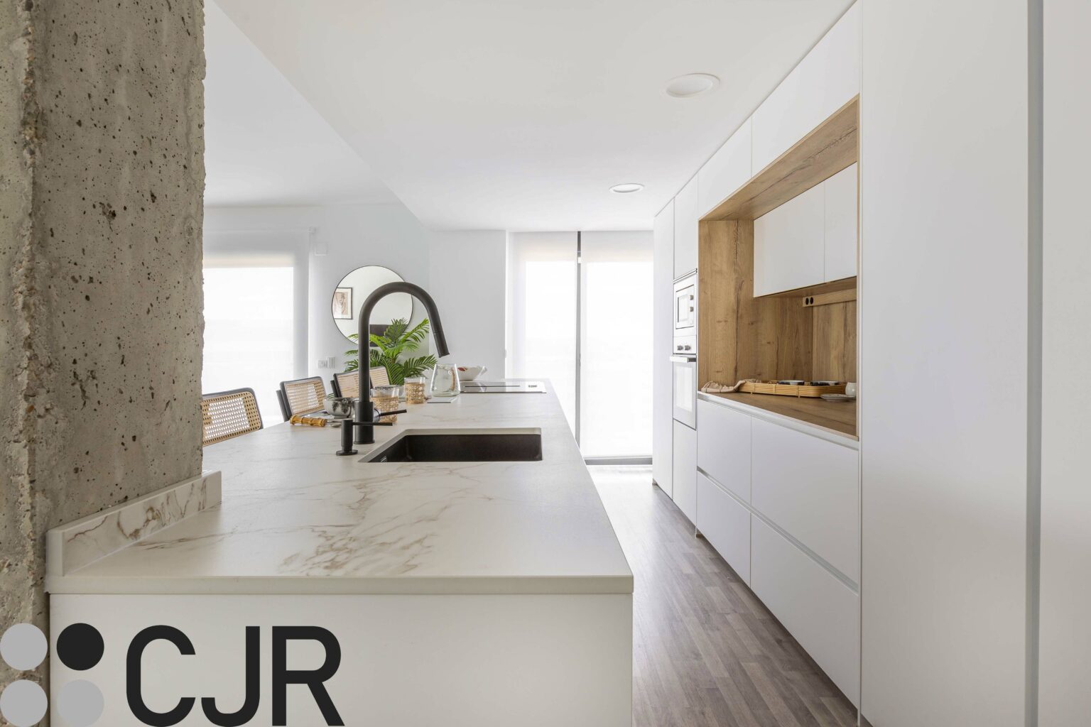 Cocina blanca y madera abierta al salon con isla CJR | Cocinas CJR Santos