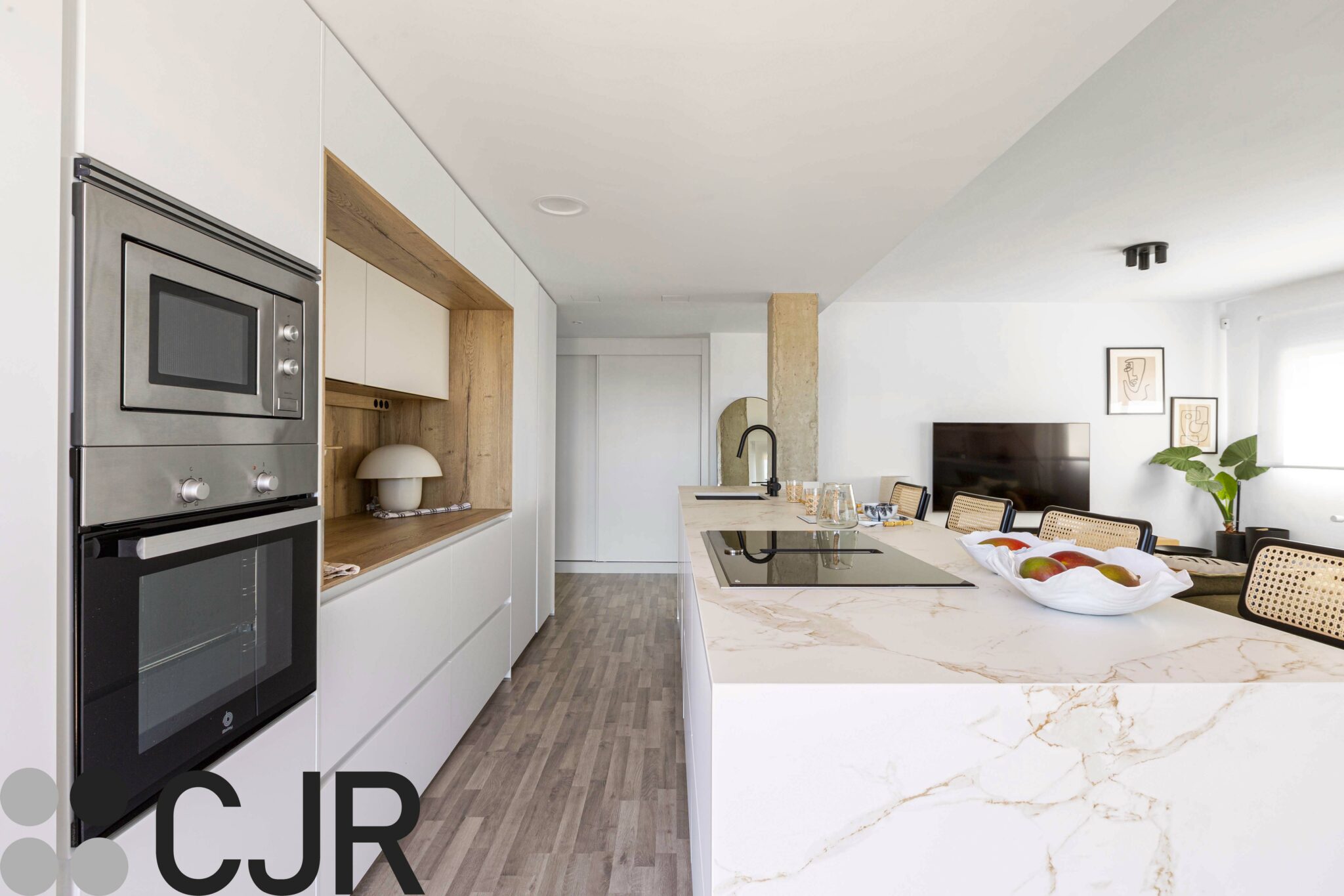 Cocina blanca y madera abierta al salon con isla CJR | Cocinas CJR Santos