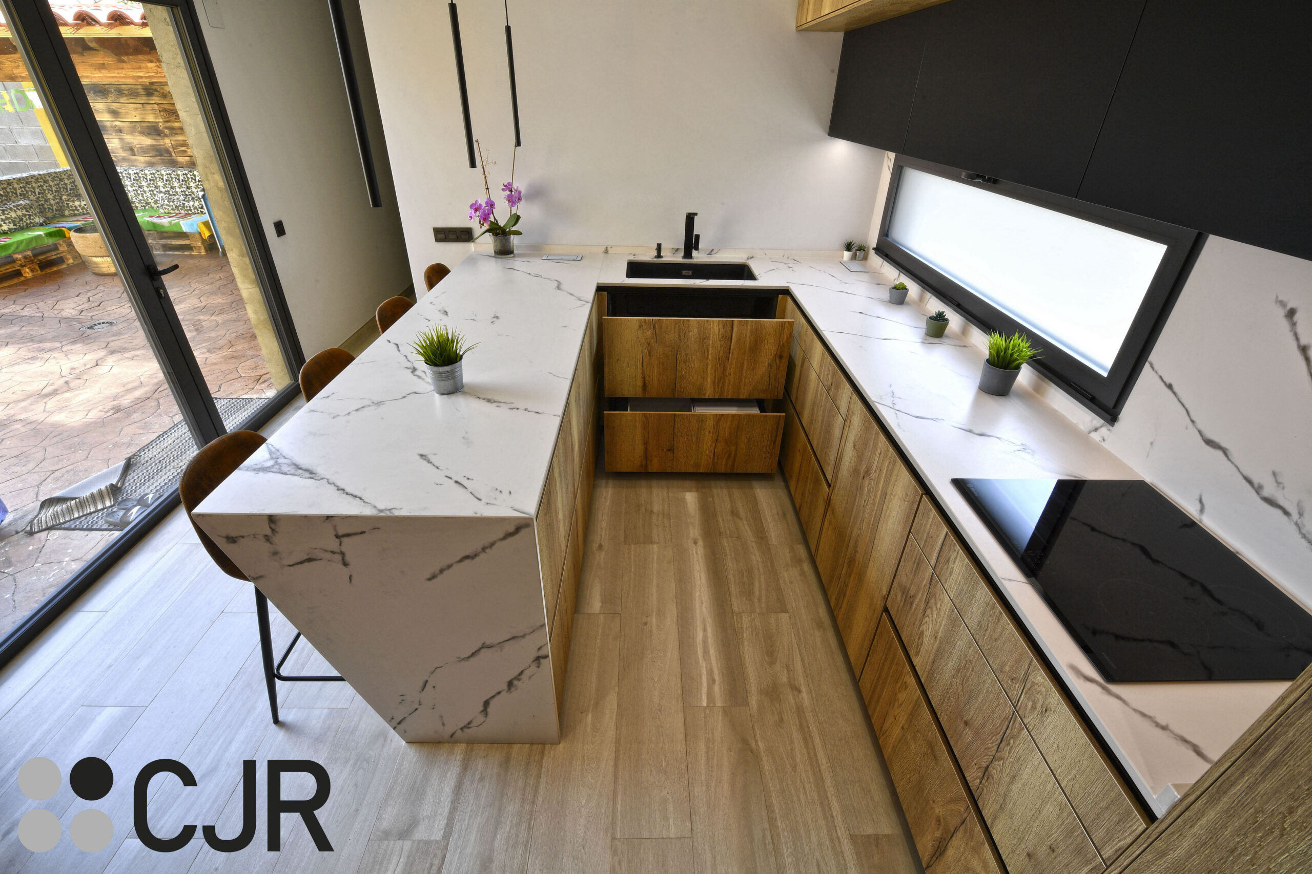 cocina en u moderna en madera y negro con encimera dekton kairos cocinas cjr