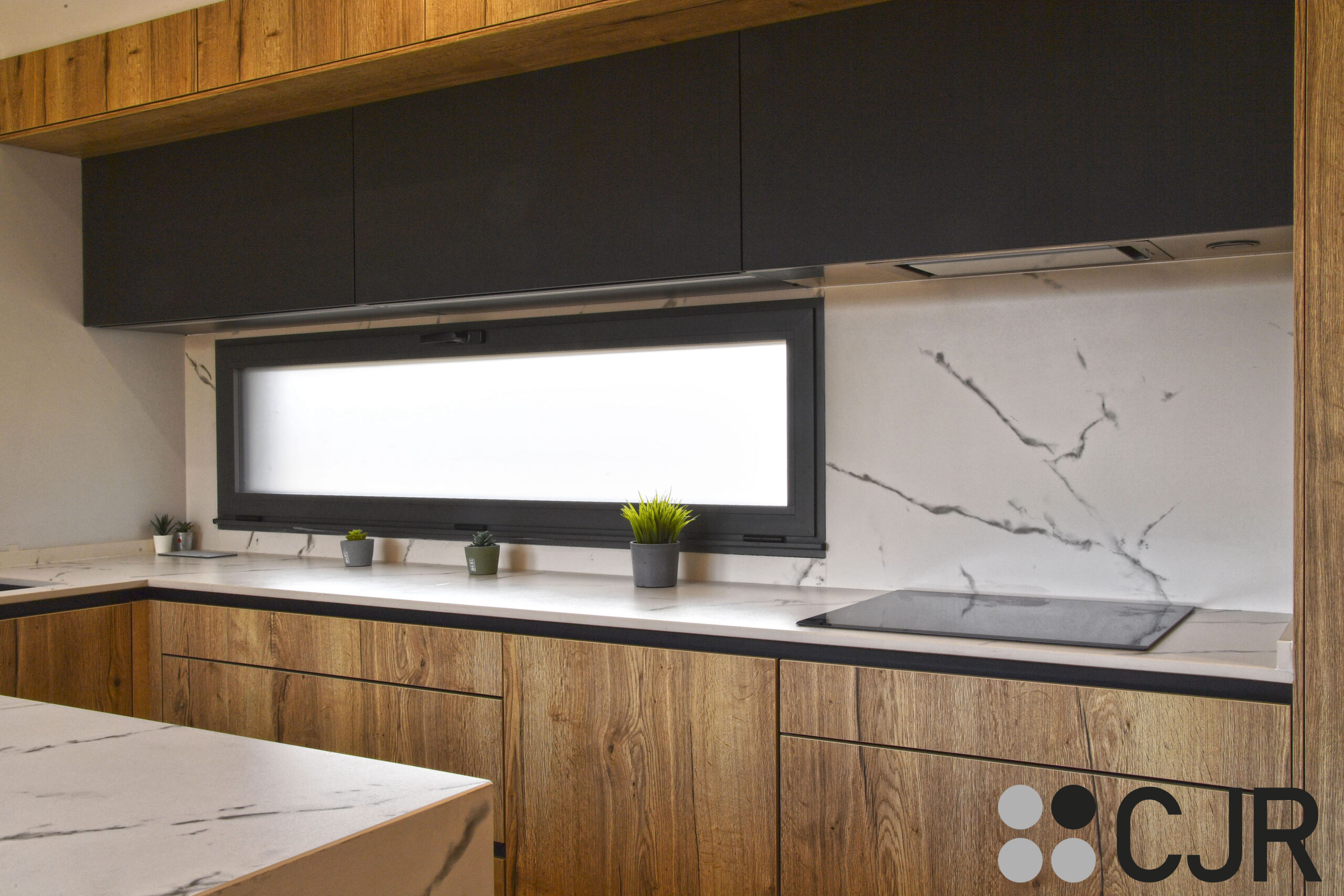 cocina madera y negra con ventana y encimera dekton kairos cocinas cjr