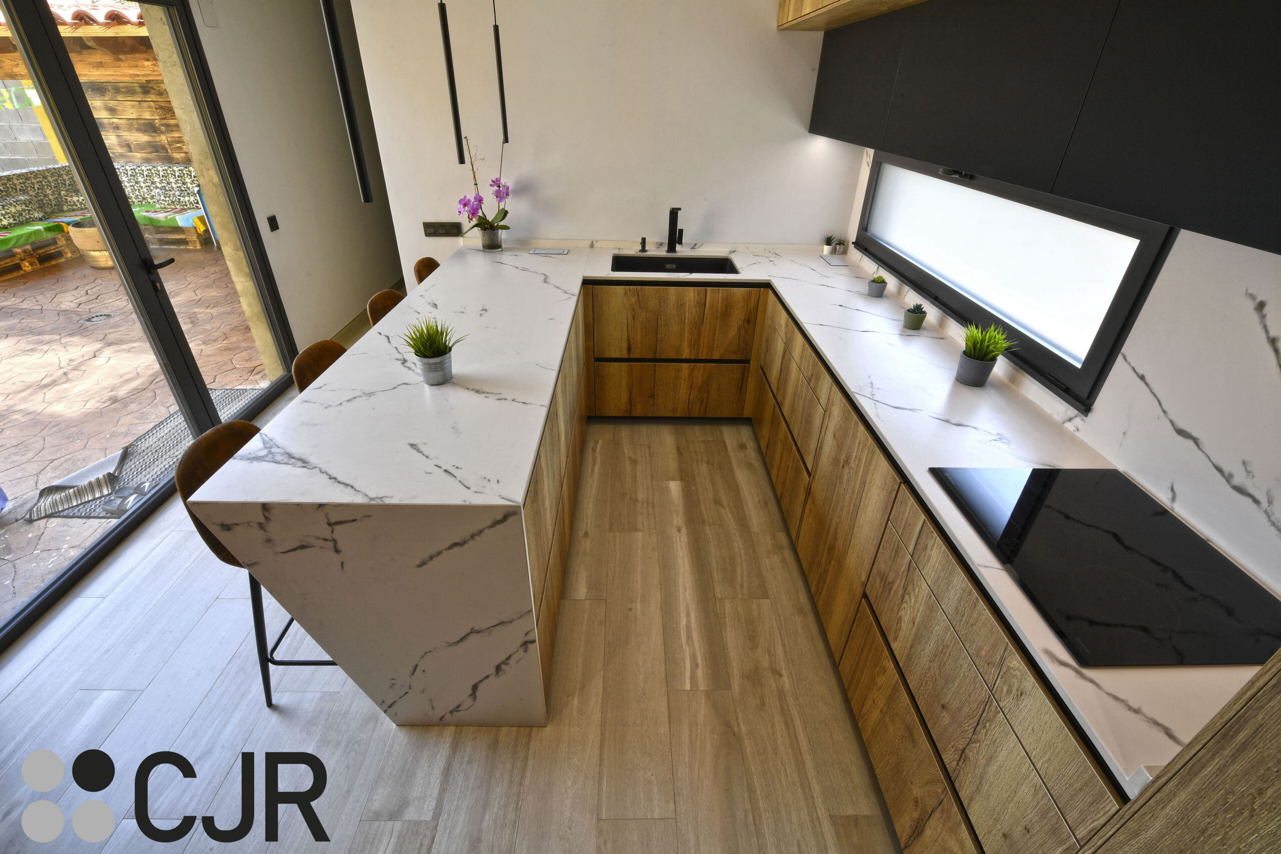 cocinas en u modernas en madera y negro con encimera dekton kairos cocinas cjr