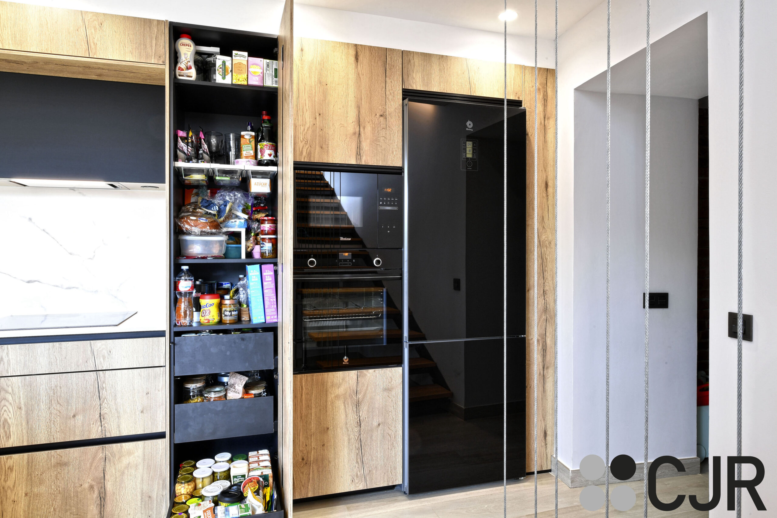 despensero de cocina en madera con el interior en negro cocinas cjr