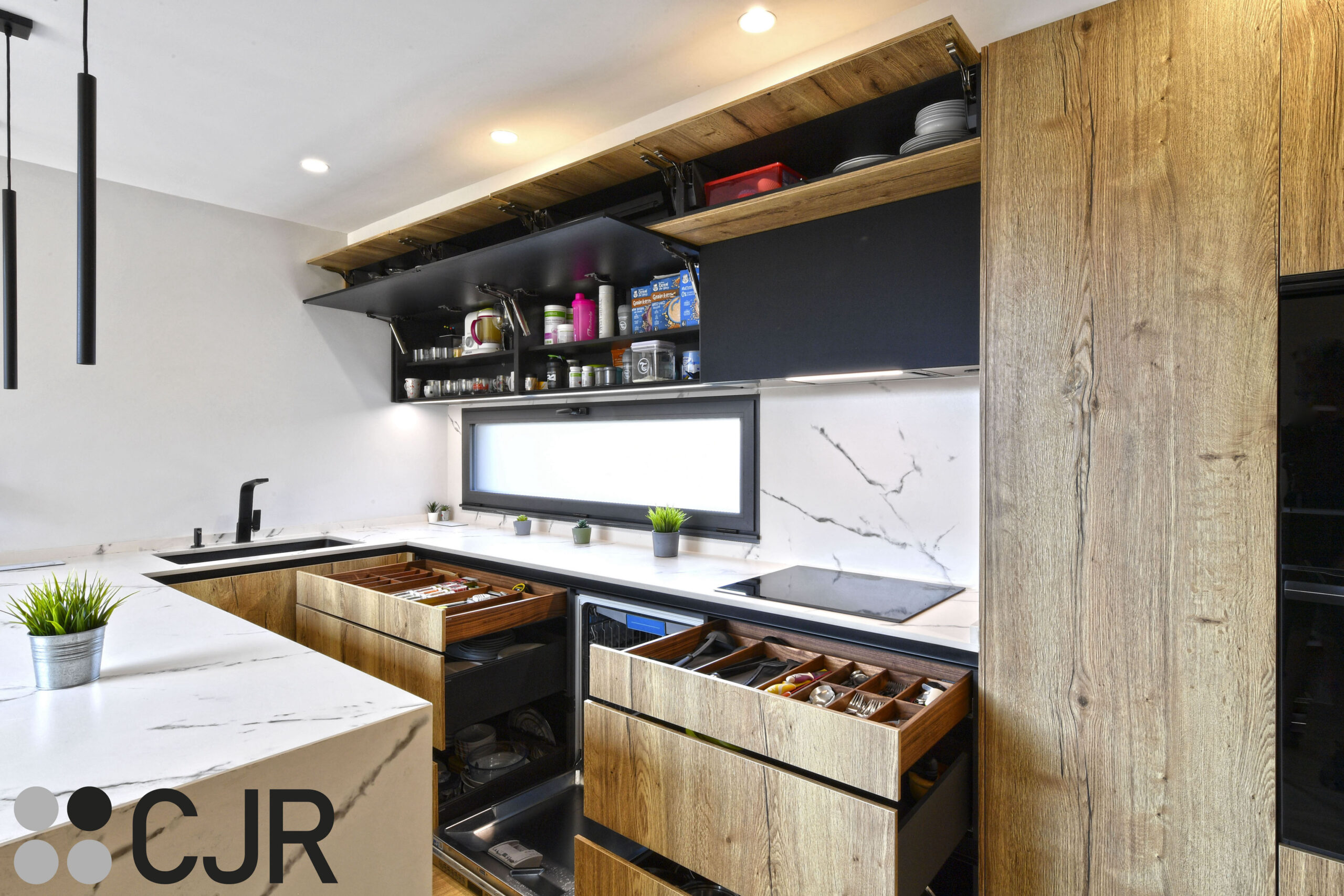 gavetas de cocina en madera con el interior en negro cocinas cjr