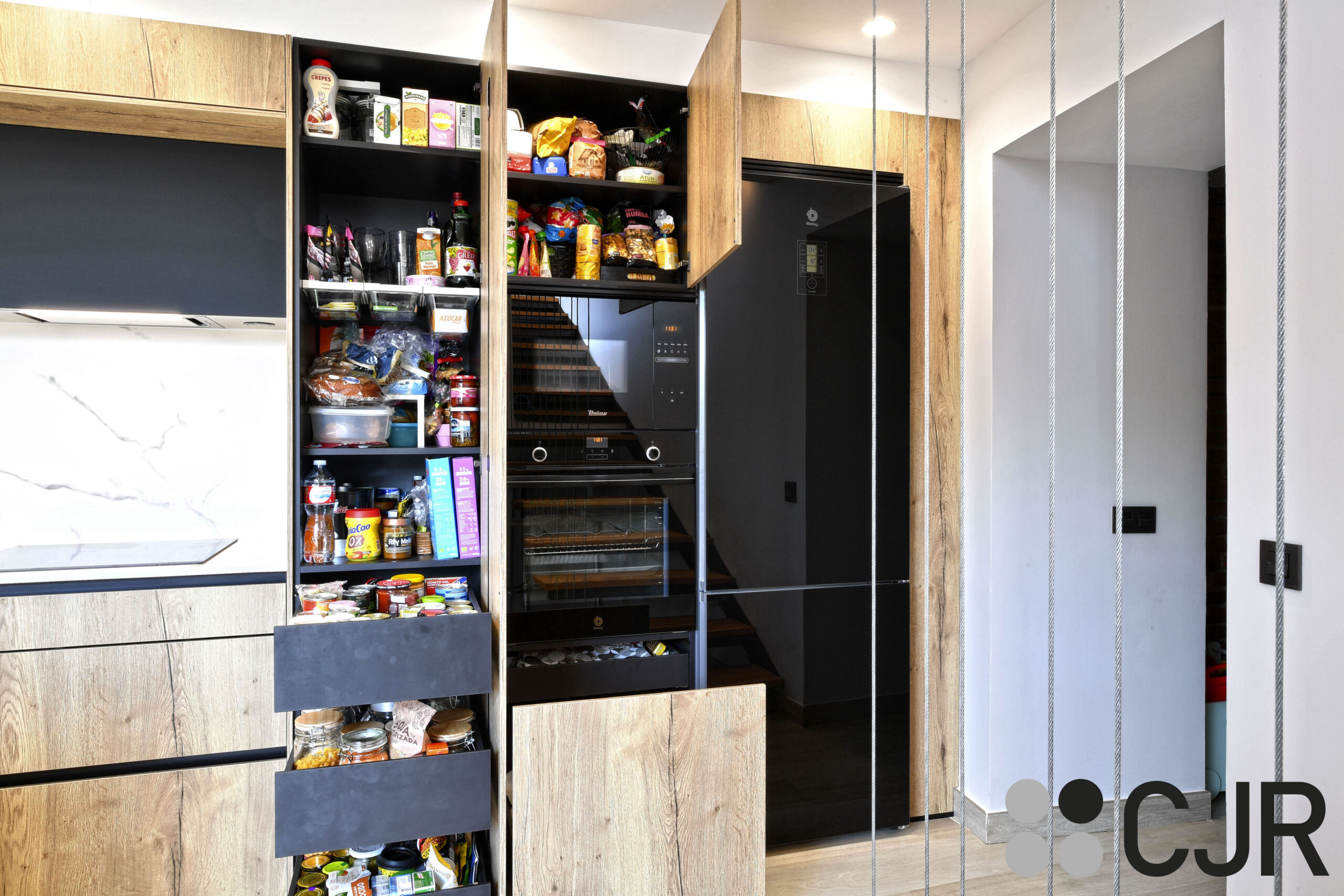 muebles de cocina en madera con el interior en negro cocinas cjr