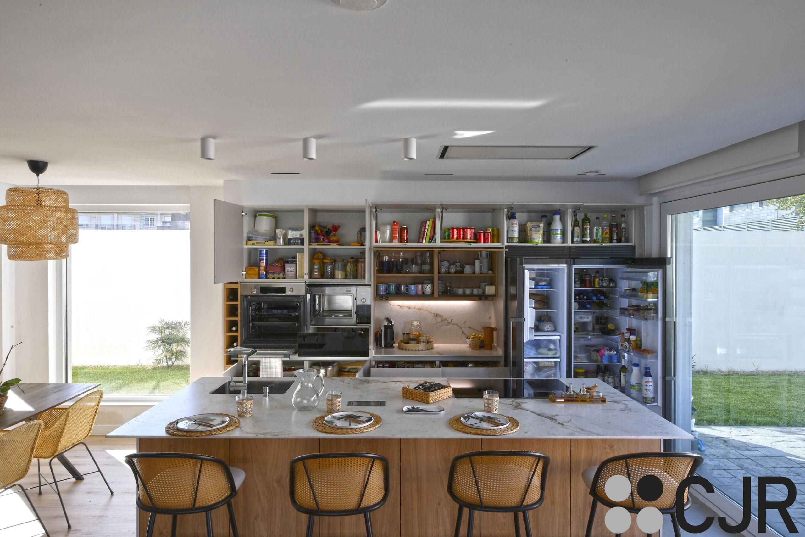 cocina blanca y madera con isla abierta al salon cocinas cjr