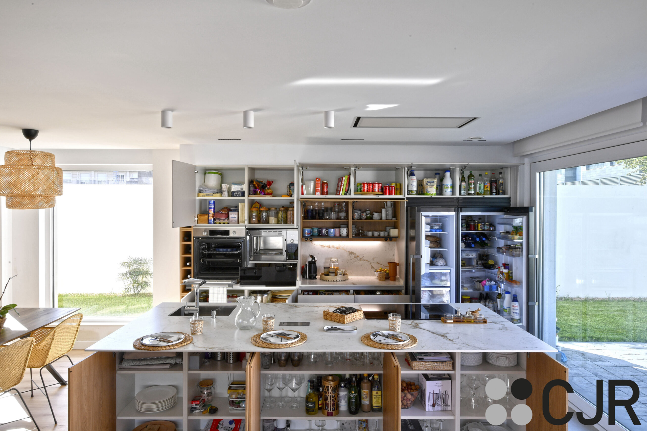 cocina blanca y madera con isla abierta al salon cocinas cjr