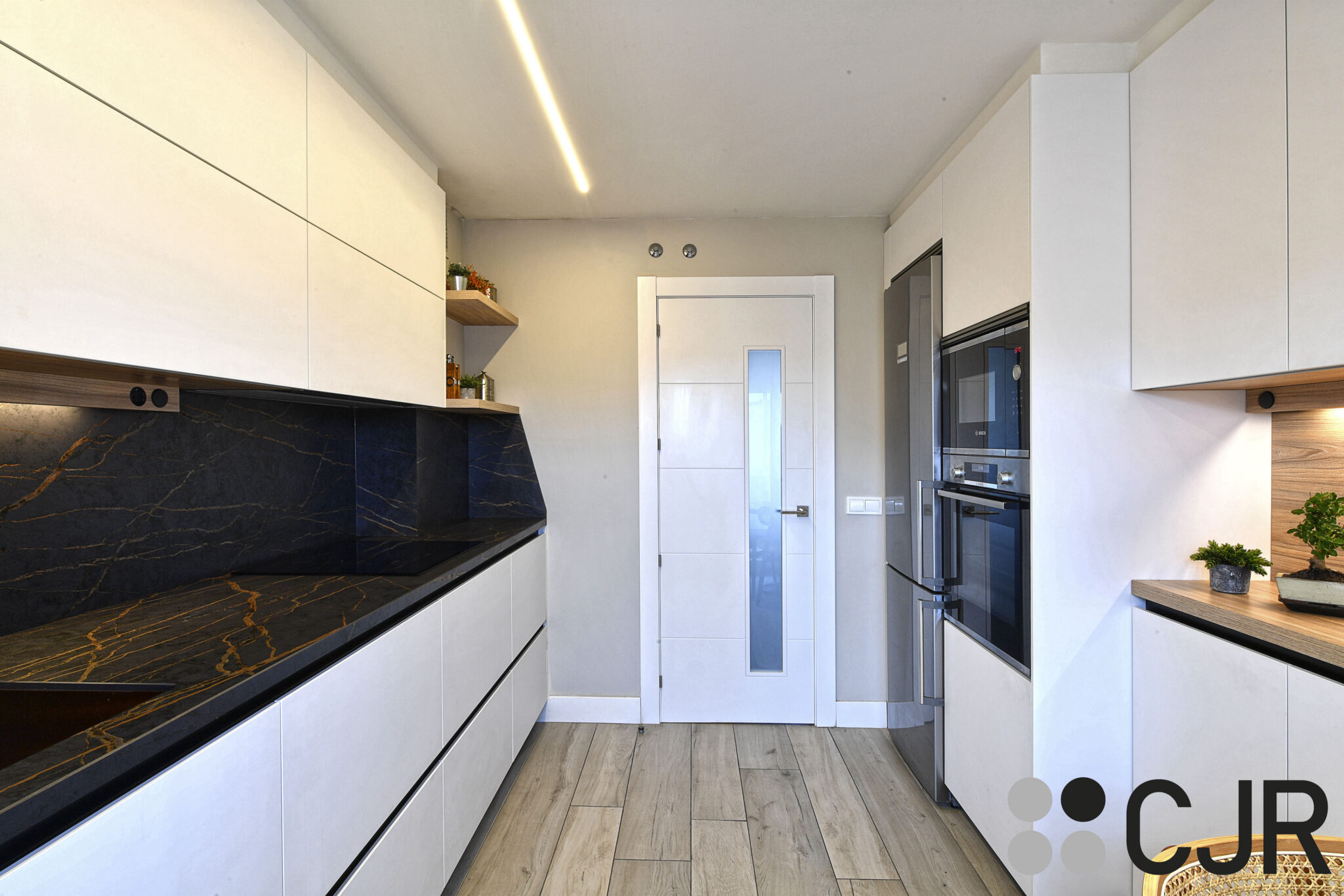 Cocina en paralelo madera y blanca con mesa CJR | Cocinas CJR Santos