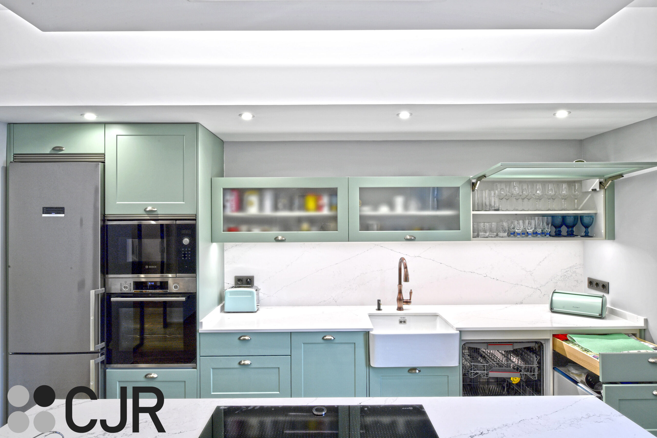 cocina verde y blanca con muebles abatibles y cristal cocinas cjr