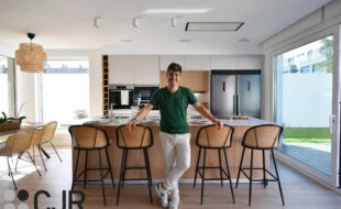 daniel colino en Cocina cashmere y Madera CON ISLA ABIERTA al salon cocinas cjr