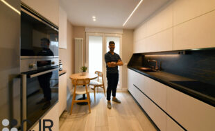 daniel colino en cocina en paralelo madera y blanca con mesa cocinas cjr